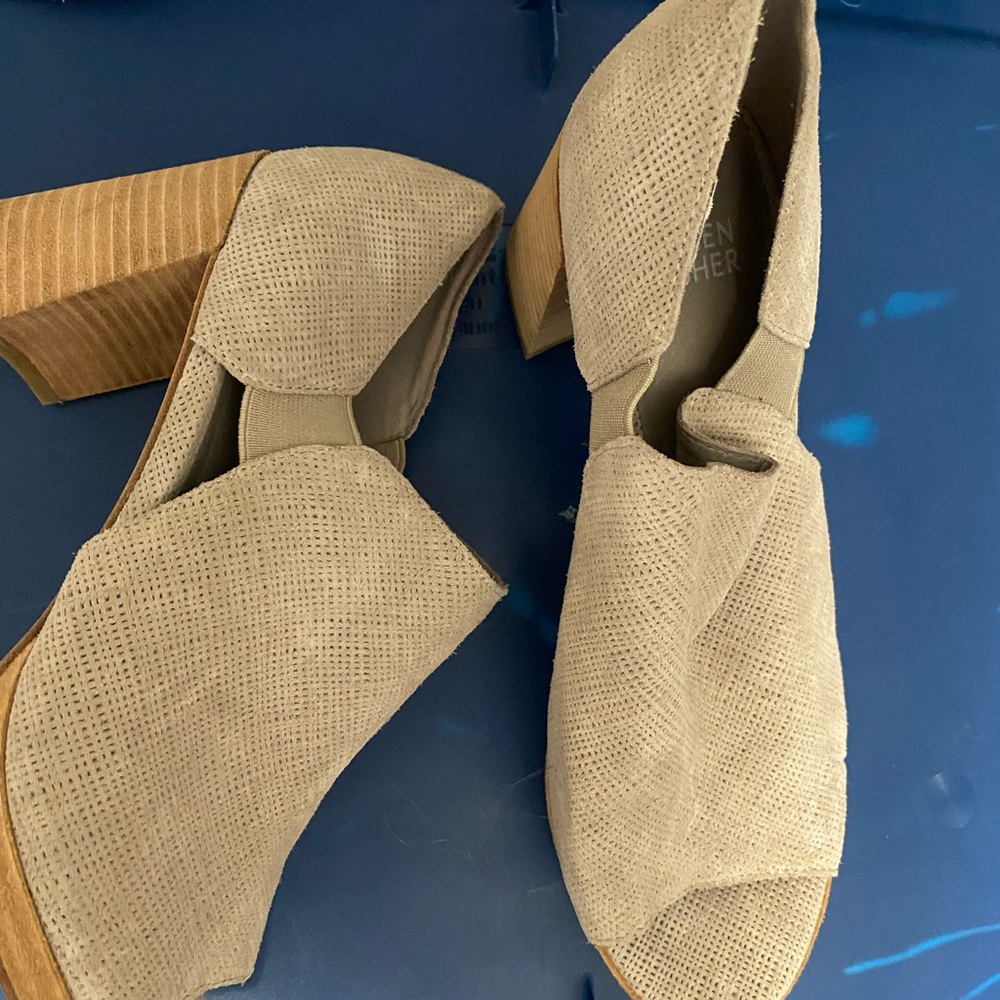 Eileen Fisher Cream Platform Shoes with Open-Toe Design